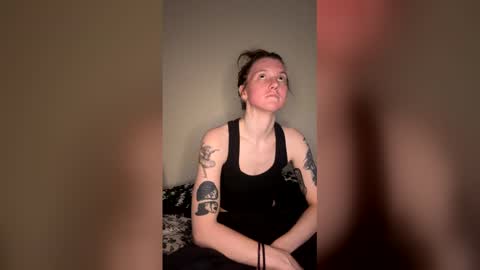Snapshot of petiteratt chatting on April 28, 2026, 11:43 pm I am very new and dont know what im doing lol online show from April 28, 2026, 11:43 pm
