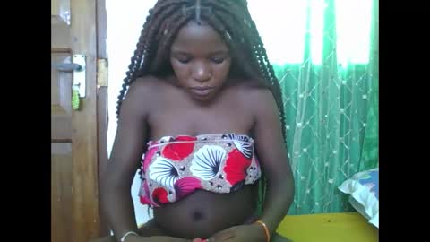 Snapshot of petitesweetchiq chatting on March 4, 2026, 7:25 am petitesweetchiq online show from March 4, 2026, 7:25 am