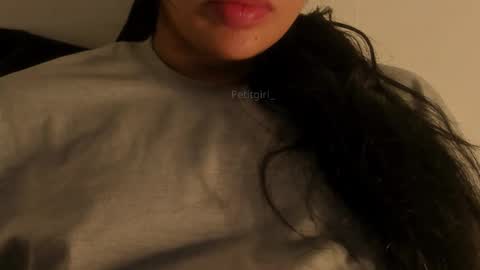 Snapshot of petitgirl_ chatting on October 20, 2025, 5:24 pm  J A S S  online show from October 20, 2025, 5:24 pm