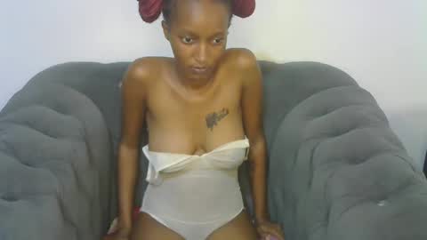 petitpearl online show from February 23, 2025, 3:40 pm