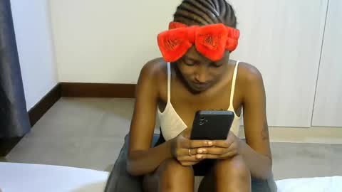 petitpearl online show from March 10, 2025, 5:18 pm