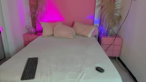 peytonn_monroe online show from November 19, 2025, 12:05 pm