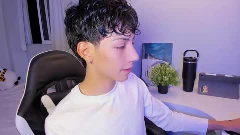 Phil.   INDEPENDENT MODEL online show from October 17, 2025, 4:59 am