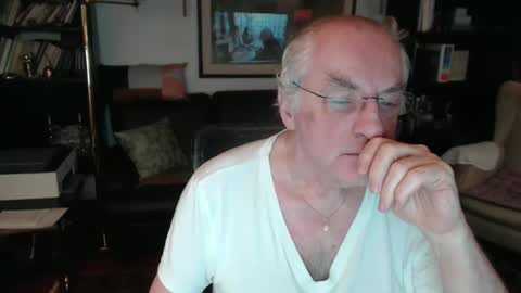 Snapshot of philoumis2 chatting on February 8, 2025, 7:27 pm Philippe online show from February 8, 2025, 7:27 pm