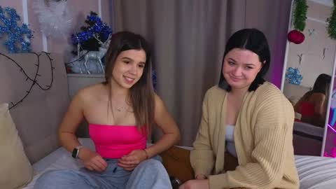 Snapshot of phyllisheart chatting on December 25, 2024, 11:22 am Lora black and Lili blonde welcome you here online show from December 25, 2024, 11:22 am