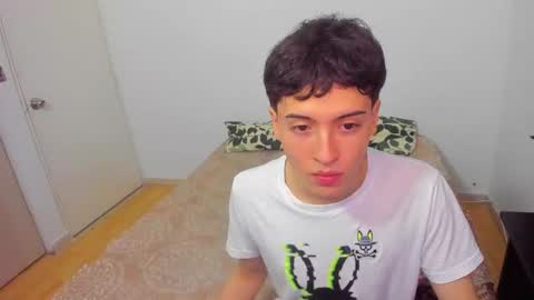 picaszomilos350 online show from March 16, 2026, 3:01 am