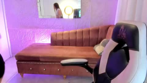 isabella online show from June 22, 2026, 1:08 pm