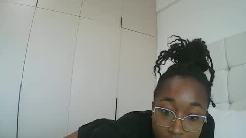 PinkyAura online show from February 4, 2026, 12:00 pm