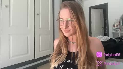 Snapshot of pinkladyx2 chatting on May 21, 2026, 1:18 pm pinkladyx2 online show from May 21, 2026, 1:18 pm