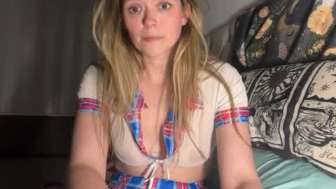 Snapshot of pixiehole4u chatting on August 4, 2026, 8:33 pm pixiehole4u online show from August 4, 2026, 8:33 pm