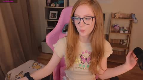 Snapshot of plastic_beach chatting on December 15, 2024, 9:53 pm Lene online show from December 15, 2024, 9:53 pm