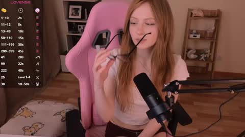 Snapshot of plastic_beach chatting on April 12, 2026, 11:43 pm Lene online show from April 12, 2026, 11:43 pm