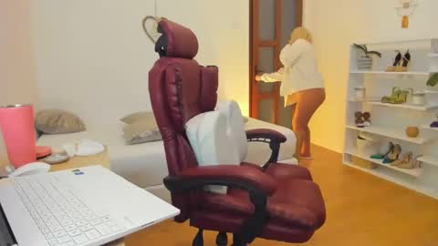 Snapshot of pleasurewitch chatting on March 6, 2025, 8:59 pm PleasureWitch online show from March 6, 2025, 8:59 pm