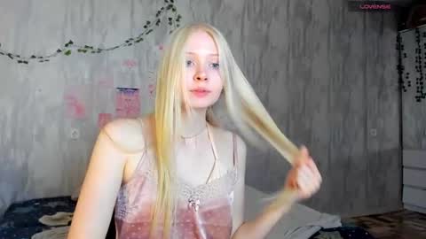 Snapshot of pocet_barbie chatting on August 1, 2026, 8:02 am Mary online show from August 1, 2026, 8:02 am