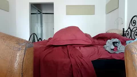 Snapshot of pollexxx66 chatting on December 18, 2025, 11:38 am Paul online show from December 18, 2025, 11:38 am