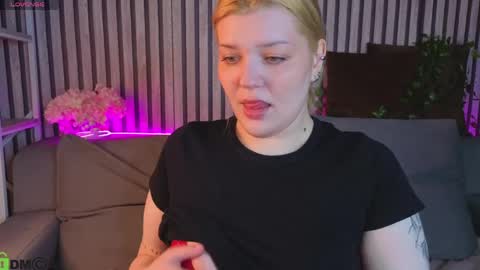 Snapshot of polly__mayer chatting on April 29, 2026, 1:21 am Polly online show from April 29, 2026, 1:21 am