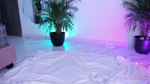 Snapshot of pretty_pettite chatting on December 14, 2024, 10:07 pm pretty_pettite online show from December 14, 2024, 10:07 pm