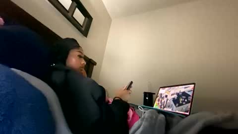 prettyfacefemale online show from February 3, 2026, 6:22 am