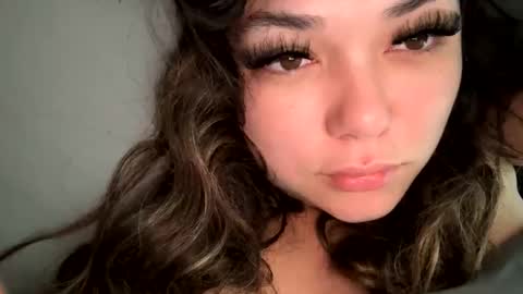 prettylatinamomma01 online show from December 3, 2025, 2:37 pm