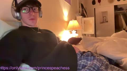 Peaches online show from November 17, 2025, 2:39 am