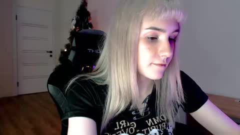 Snapshot of princessshy___ chatting on February 18, 2025, 5:42 pm 18 y.o online show from February 18, 2025, 5:42 pm