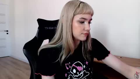 Snapshot of princessshy___ chatting on February 21, 2025, 12:39 pm 18 y.o online show from February 21, 2025, 12:39 pm