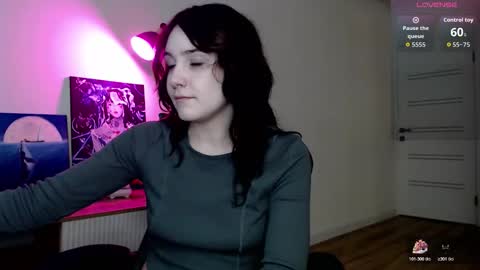 18 y.o online show from November 18, 2025, 2:32 pm