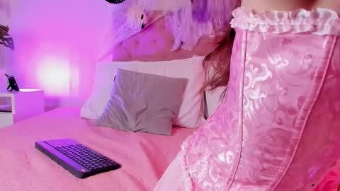 Pretty Moon online show from October 31, 2025, 1:34 pm