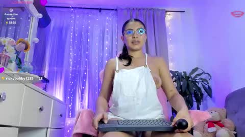    INDEPENDENT MODEL online show from November 1, 2025, 5:20 am