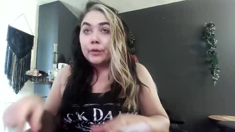 Krystle online show from December 5, 2025, 2:36 pm