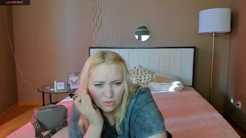 Snapshot of puffybun chatting on February 14, 2025, 7:49 am puffybun online show from February 14, 2025, 7:49 am