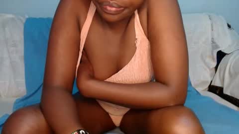 Snapshot of queen_12344 chatting on January 19, 2025, 1:43 am emmie online show from January 19, 2025, 1:43 am