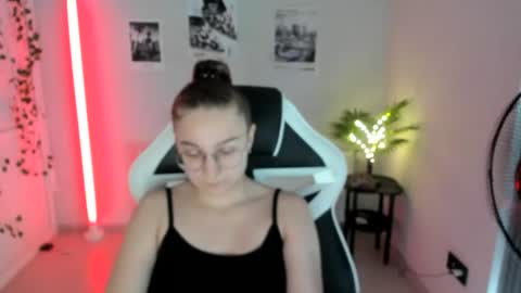 Snapshot of queen_amelie chatting on July 14, 2026, 10:21 am Amelie online show from July 14, 2026, 10:21 am