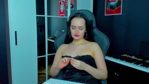 Snapshot of queenaliss chatting on February 23, 2025, 6:39 am Your world and the universe Aliss online show from February 23, 2025, 6:39 am