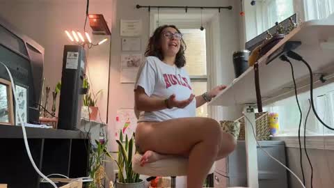 QueenBee online show from April 29, 2026, 6:47 pm