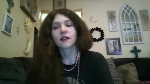 queencrimsonlvx online show from May 3, 2026, 10:32 am