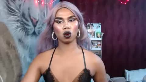queenpinayebony_xx online show from April 6, 2026, 1:34 pm