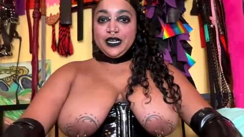 Snapshot of queensquirtntwerk chatting on February 10, 2026, 10:14 pm Queen Hilarity online show from February 10, 2026, 10:14 pm