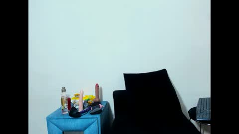 Snapshot of queenstarhyl chatting on May 16, 2026, 12:29 am queenstarhyl online show from May 16, 2026, 12:29 am
