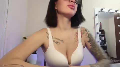 quiet_smile online show from December 15, 2025, 10:19 am