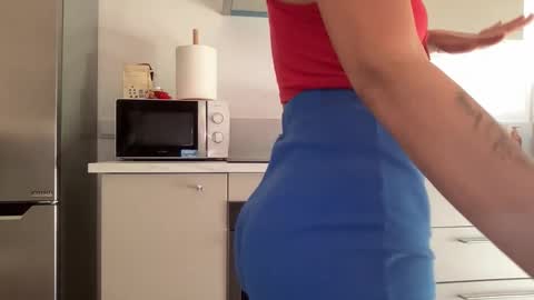 Snapshot of quinnyelena chatting on November 19, 2025, 11:32 am Quinnyelena online show from November 19, 2025, 11:32 am