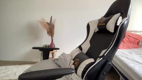 Snapshot of quinnyelena chatting on December 16, 2025, 11:37 am Quinnyelena online show from December 16, 2025, 11:37 am