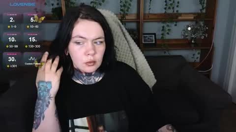 qwertyannie_lbo online show from June 8, 2026, 2:50 pm