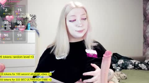 Snapshot of raaaaaaawr chatting on January 22, 2025, 10:15 pm - online show from January 22, 2025, 10:15 pm