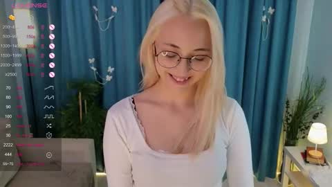 Snapshot of radi_rose chatting on September 17, 2025, 9:05 pm Karina online show from September 17, 2025, 9:05 pm