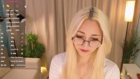 Snapshot of radi_rose chatting on October 5, 2025, 9:02 pm Karina online show from October 5, 2025, 9:02 pm