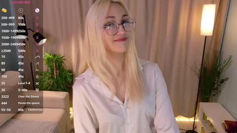 Snapshot of radi_rose chatting on October 8, 2025, 9:12 pm Karina online show from October 8, 2025, 9:12 pm