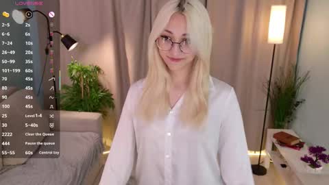 Snapshot of radi_rose chatting on October 19, 2025, 9:37 pm Karina online show from October 19, 2025, 9:37 pm
