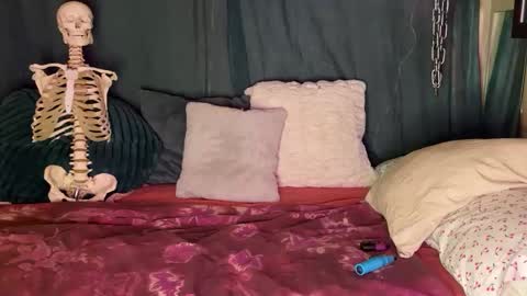    RAMONA Q   online show from December 9, 2024, 12:30 pm