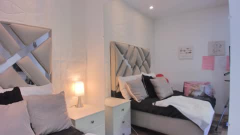 Raquel Moore  online show from March 16, 2026, 2:43 pm